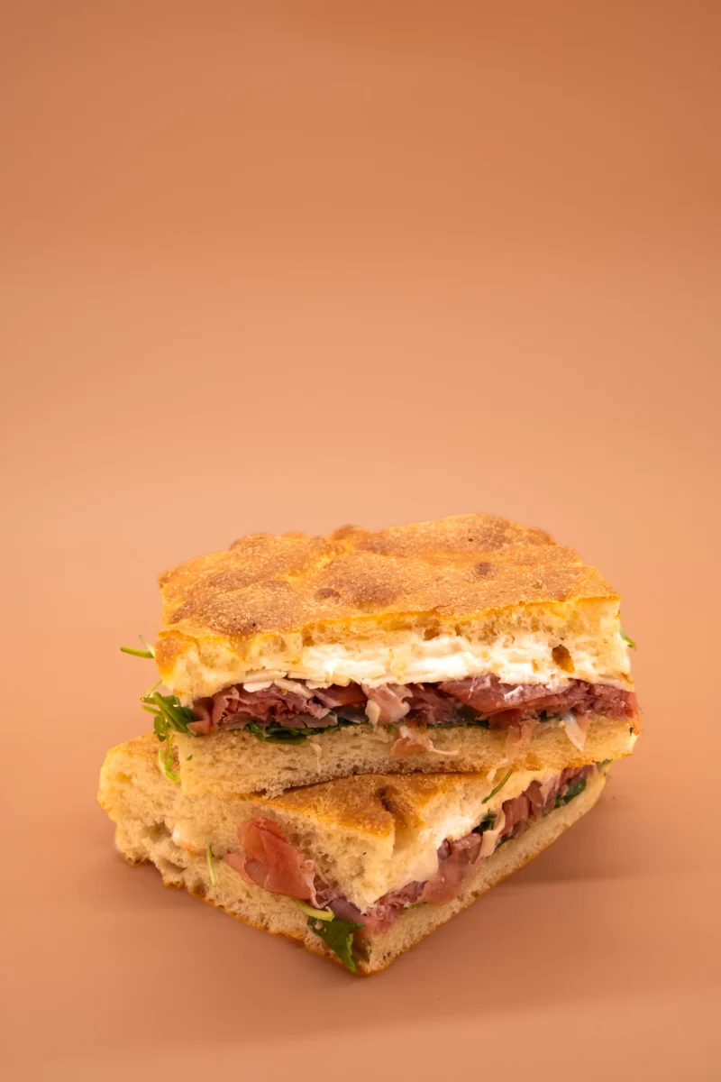 Jambon de Parme DOP, stracciatella, crème de truffe, copeaux de Grana Padano, roquette