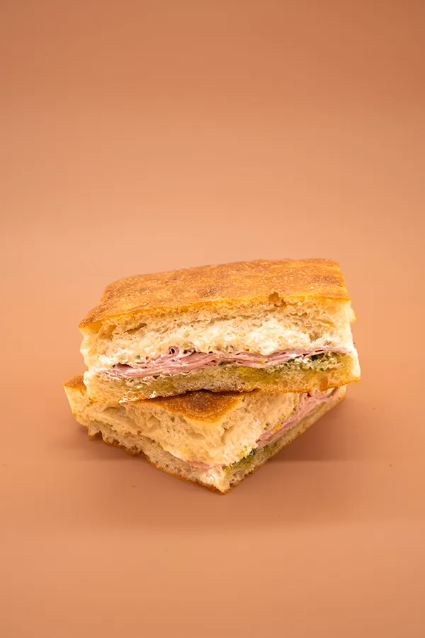 Mortadella Bologna IGP, stracciatella, pesto de pistache, éclats de pistache, zeste de citron.