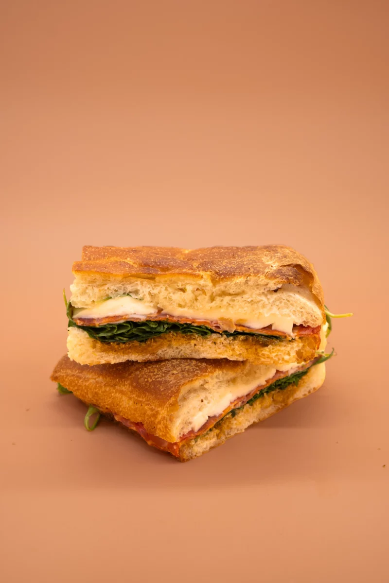 Spianata piccante, mozzarella fior di latte, pesto rosso, miel, roquette.