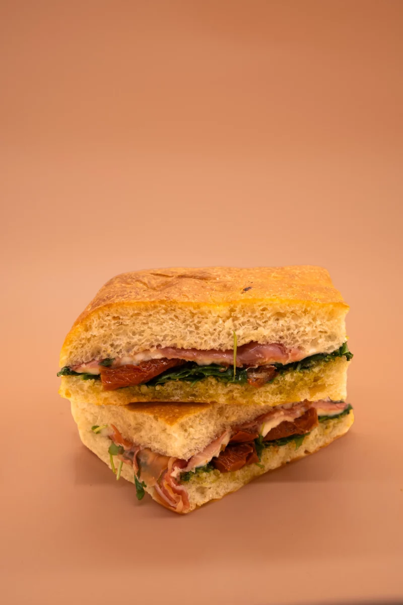 Jambon de Parme DOP, mozzarella fior di latte, pesto de basilic, tomates séchées, roquette.