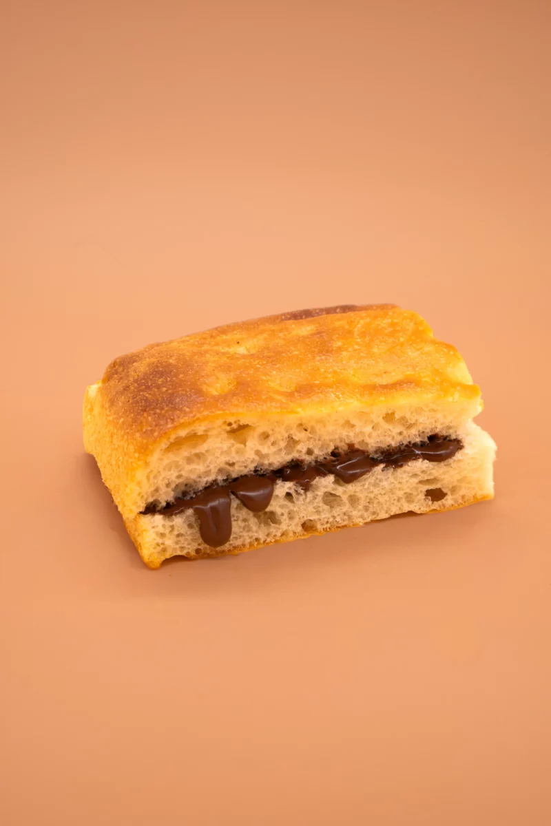 Demi focaccia toastée, nocciolata BIO, éclats de noisettes