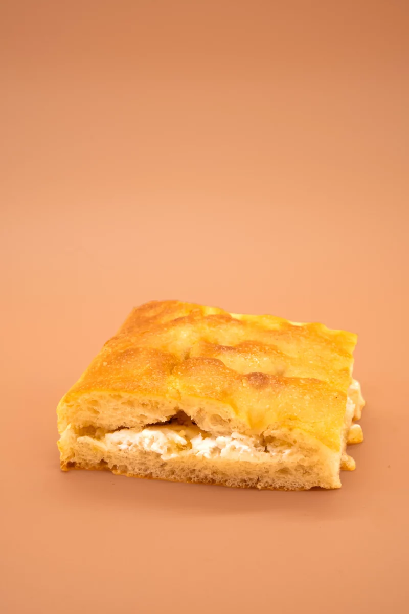 Demi focaccia toastée, ricotta, miel, éclats de noisettes
