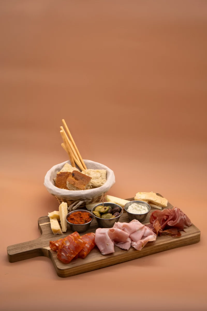 Charcuteries italiennes, fromages affinés, olives marinées, focaccias toastées, gressini & tapenade