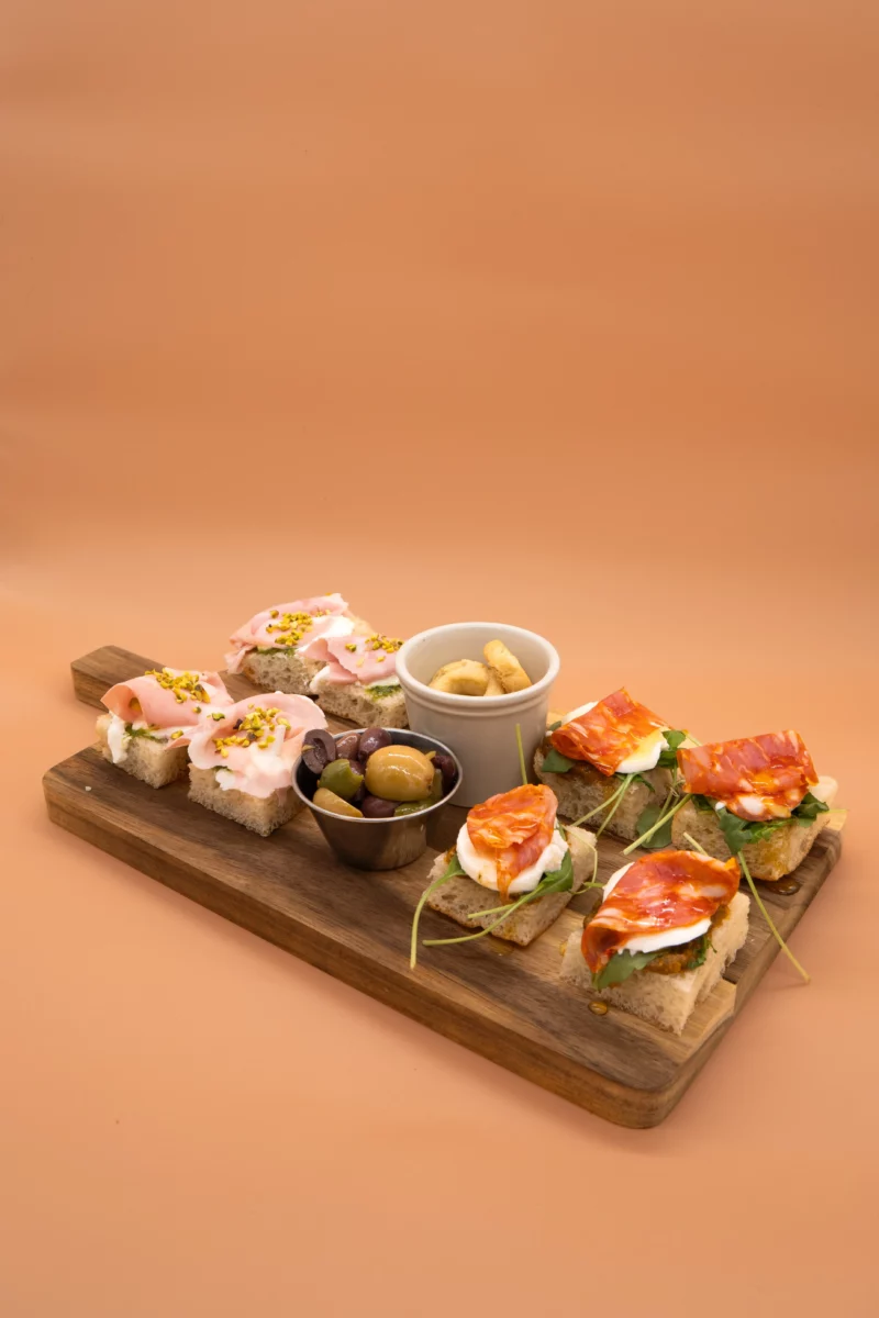 8 tapas (Mama et Rossa) servis avec des olives marinées et des tarallis (biscuit apéritif typique des Pouilles)