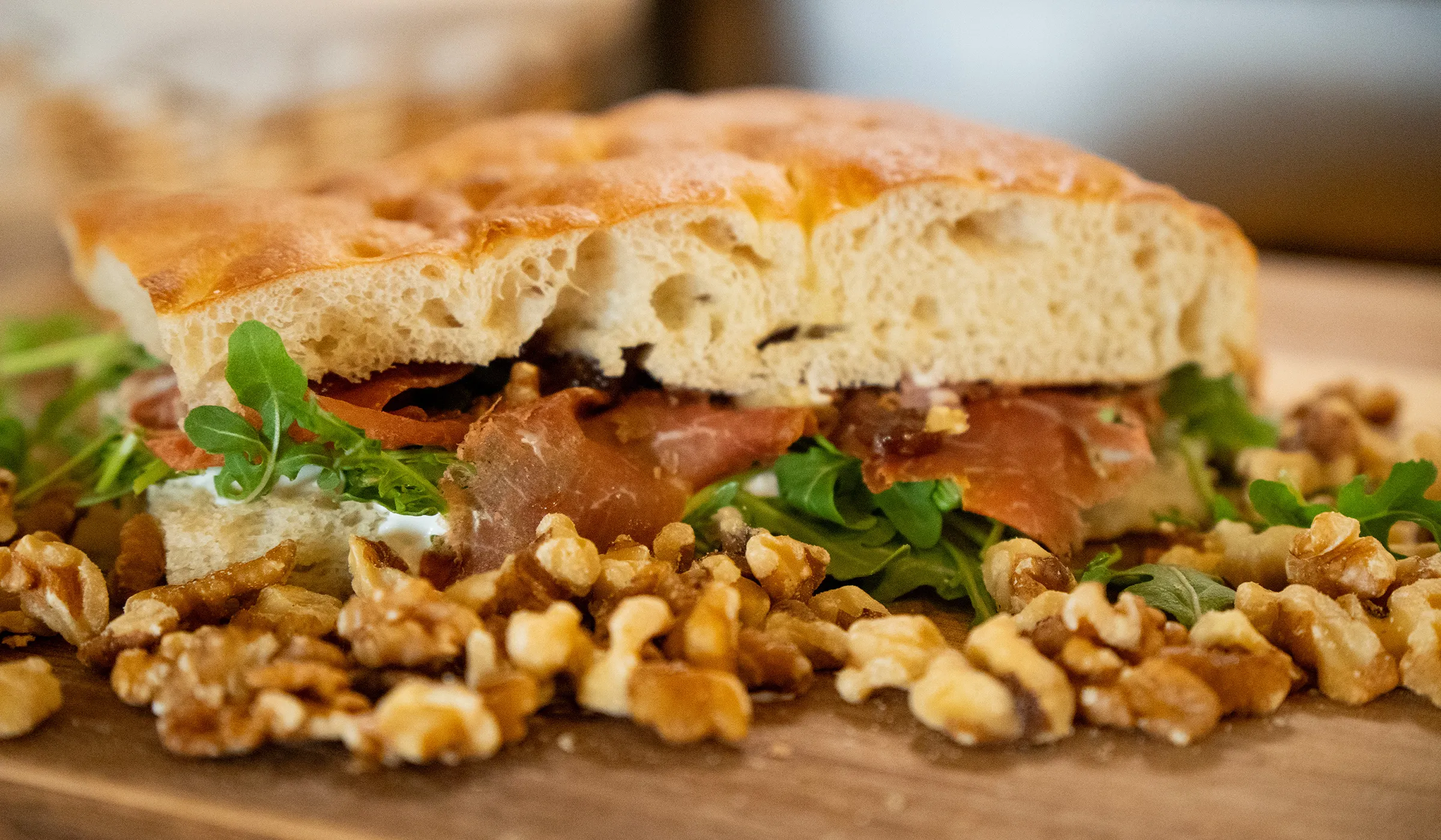 Gros plan d'une focaccia sortie du four