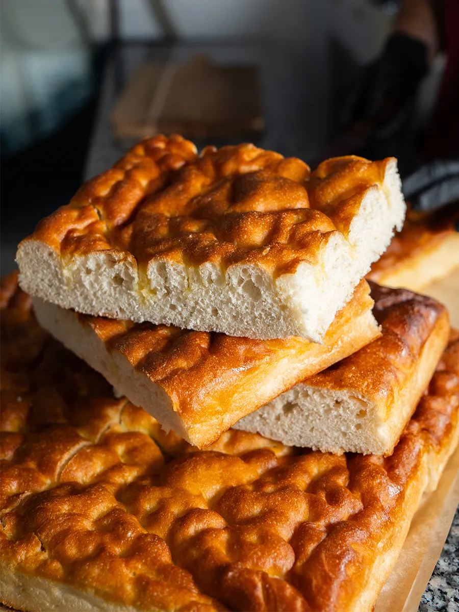 Pâte à focaccia artisanale en levée longue, préparée par notre boulanger partenaire à Mulhouse