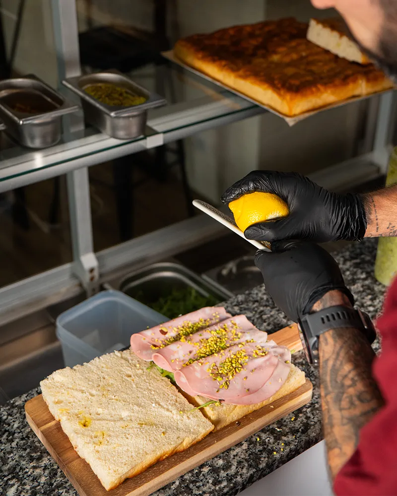 Focaccia garnie à la main avec des produits italiens